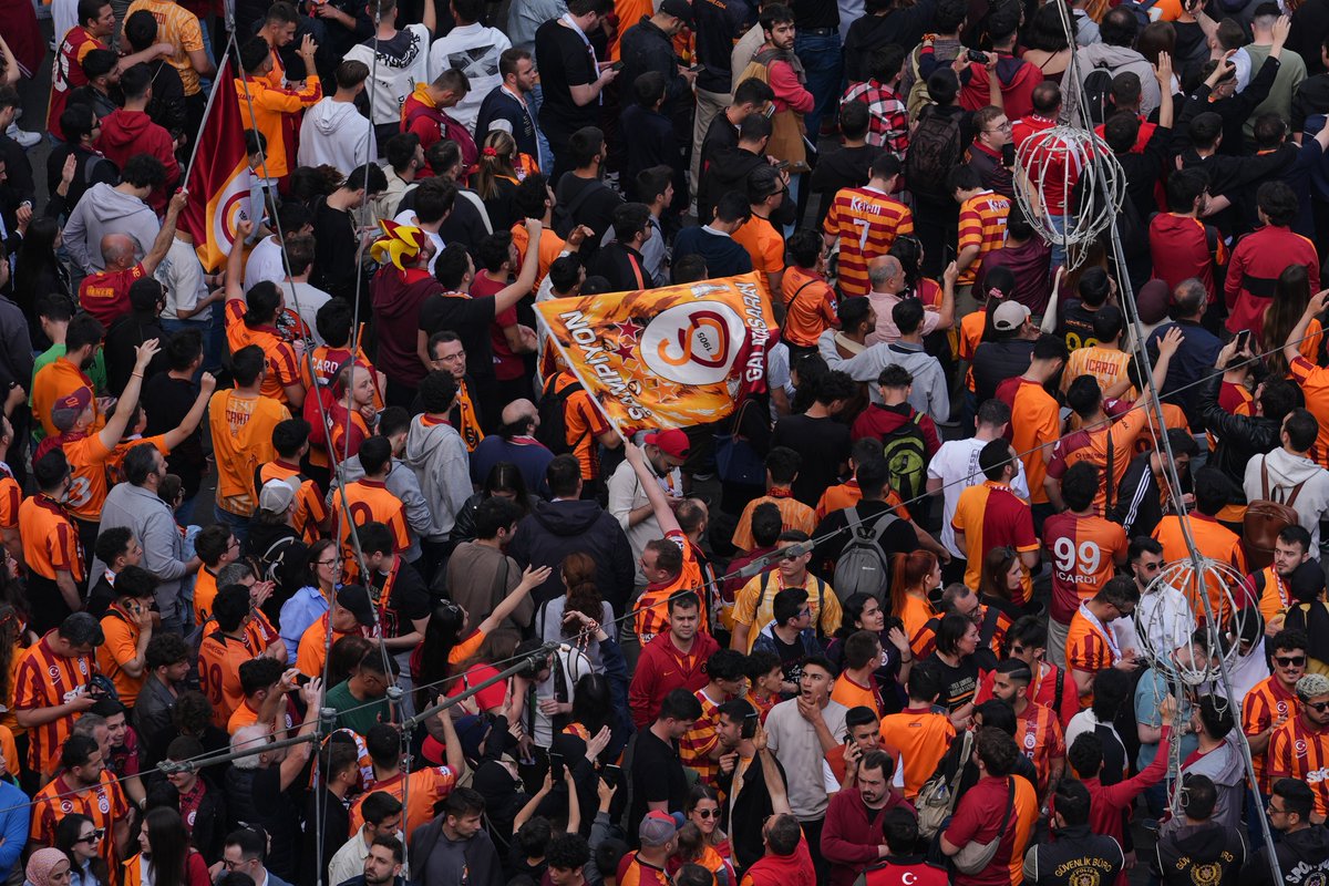 GalatasaraySK's tweet photo. 🏆 #ŞampiyonGalatasaray, konvoy eşliğinde RAMS Park’a geliyor! 🔥

Canlı yayını izlemek için 👇

https://t.co/xu26M3SF2d https://t.co/SPXVkWUWDQ