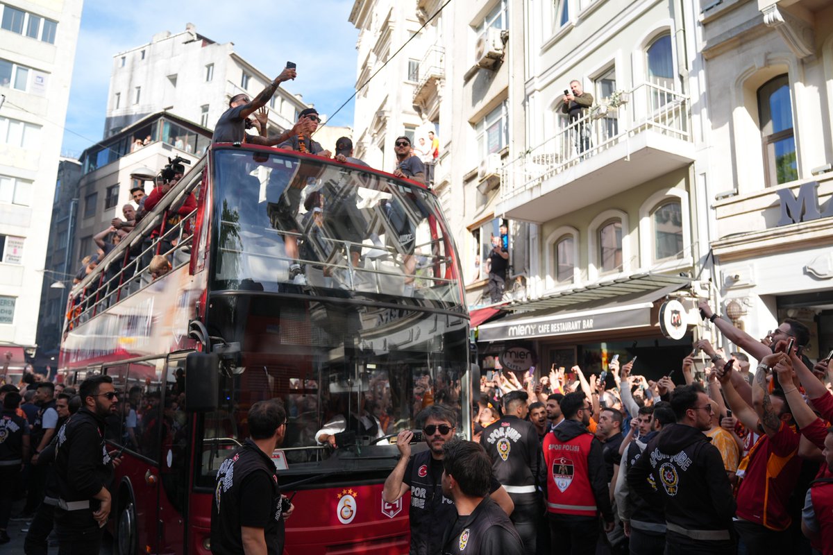 GalatasaraySK's tweet photo. 🏆 #ŞampiyonGalatasaray, konvoy eşliğinde RAMS Park’a geliyor! 🔥

Canlı yayını izlemek için 👇

https://t.co/xu26M3SF2d https://t.co/SPXVkWUWDQ