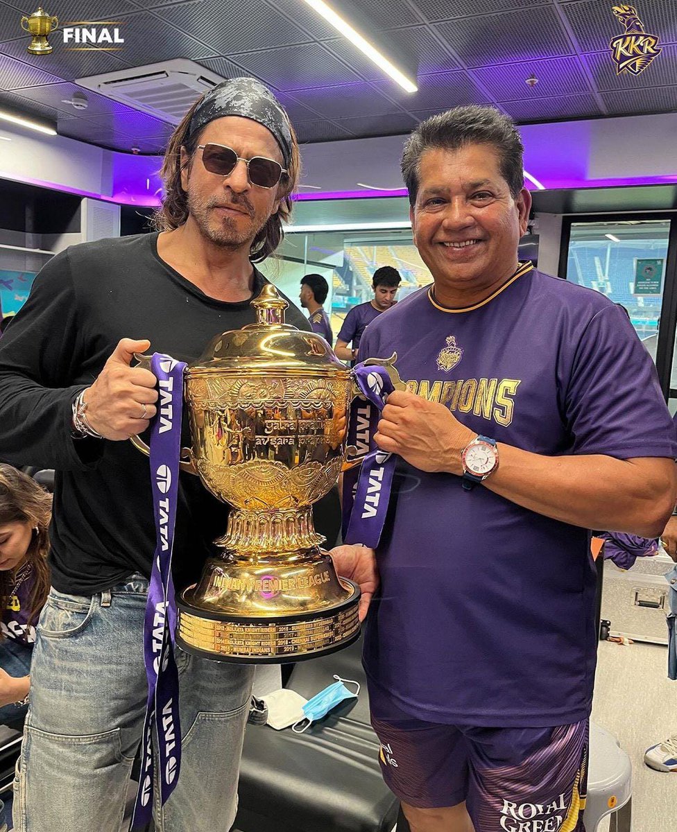 KKR's main pillars Chandra Kant Pandit and SRK posed together with the trophy after winning the Final against SRH! 🏆 @iamsrk @KKRiders @KKRUniverse #ShahRukhKhan #KingKhanFans #KKR #IPL2024 #IPL #KingKhan