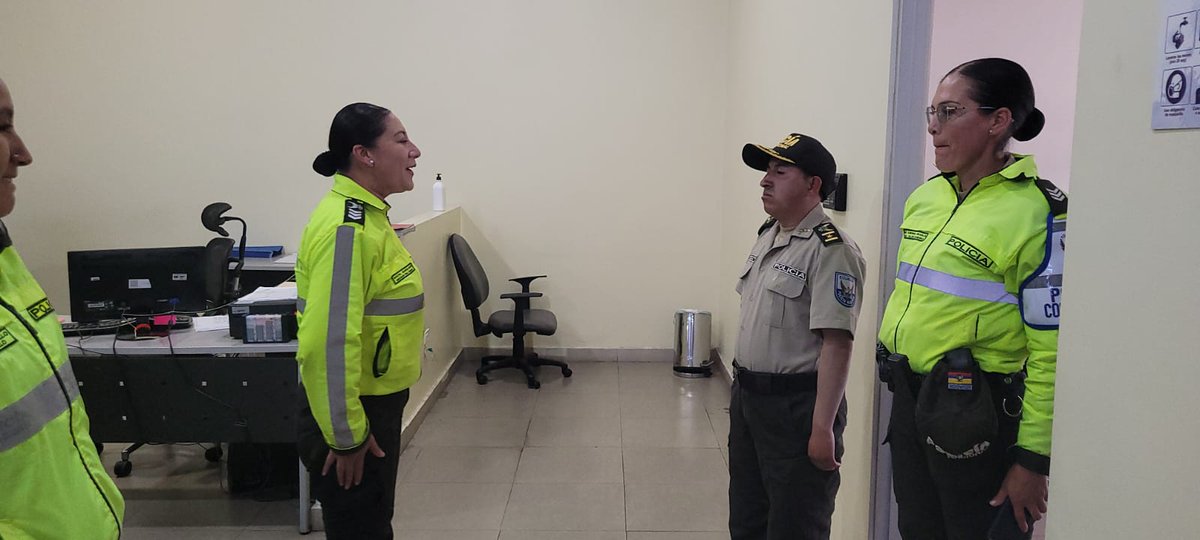 COMANDANTE POR UN DÍA 🫡

En la #SalaOperativaECU911 #Cotopaxi, recibimos a #IsmaelBarba,  quien cumplió su sueño de formar parte de @PoliciaEcuador.

En esta #VinculaciónECU911 conoció el trabajo operativo de coordinación de atención de emergencias reportadas al 9-1-1.