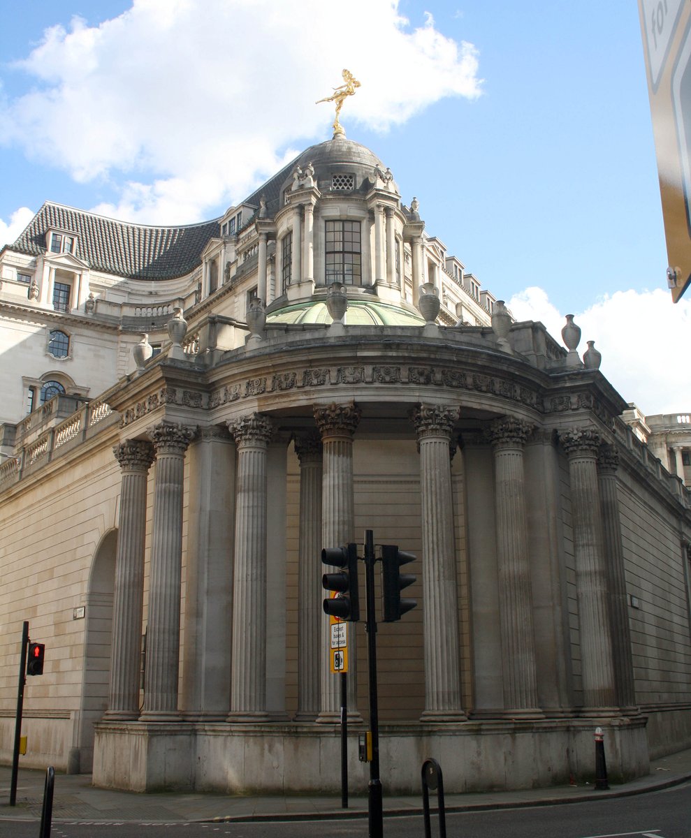 London. Bank of England. Rebult 1921-37 by Sir Herbert Baker. Elaborated, rounded corner , Portland stone with order of Corinthian columns and pilasters, variously applied, and crowning balustrade. Photo: 30.03.2023. #London #bank #HerbertBaker