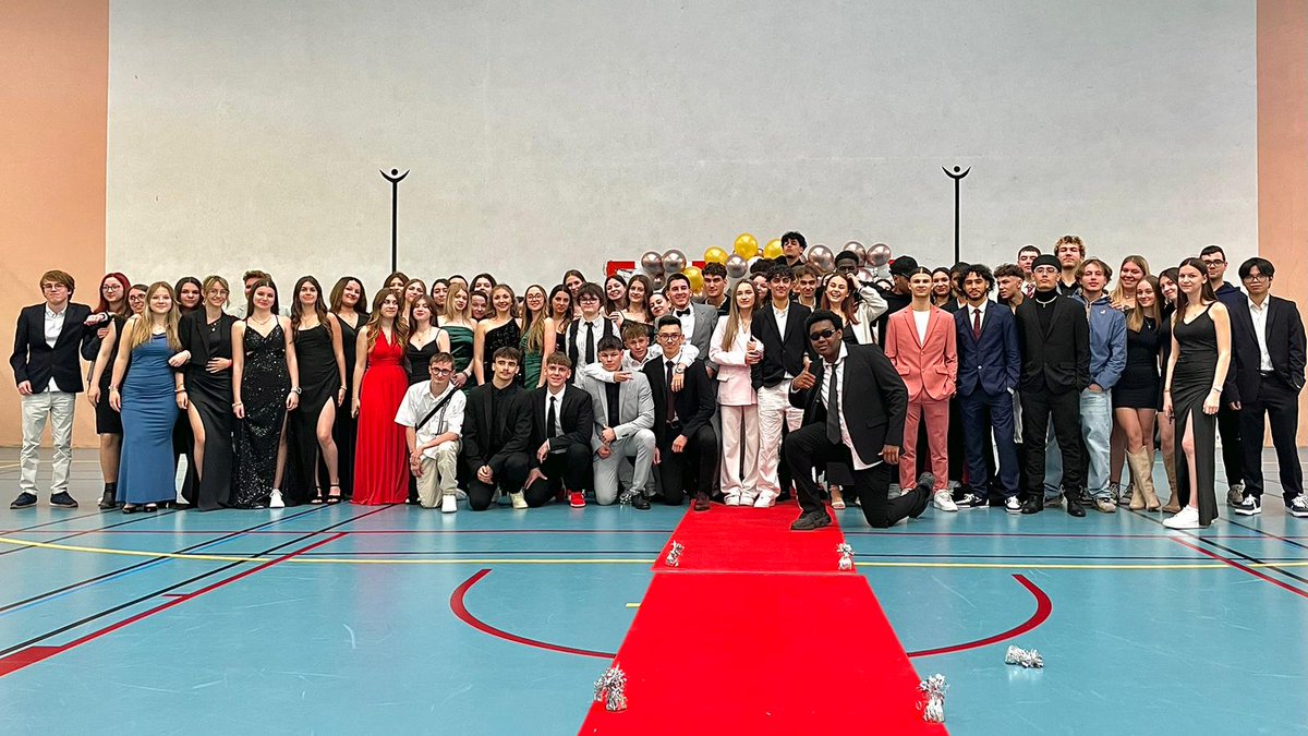 WMetiers's tweet photo. @WMetiers les élèves ont fait leur journée Pré-Bac...ils se sont bien habillés ....ont élu Mister et Miss Wlerick 👍🥳..une très belle journée @WMetiers https://t.co/3aGjg5SRwS