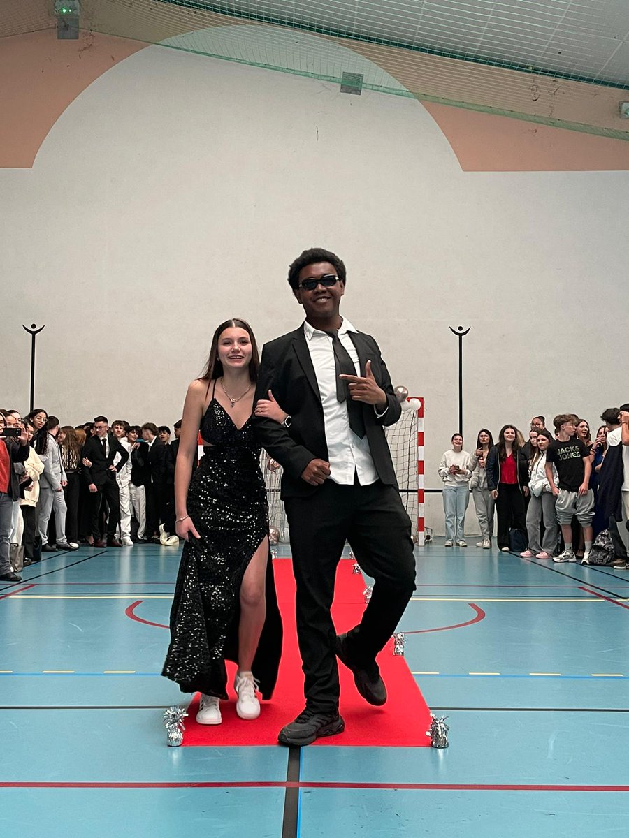 WMetiers's tweet photo. @WMetiers les élèves ont fait leur journée Pré-Bac...ils se sont bien habillés ....ont élu Mister et Miss Wlerick 👍🥳..une très belle journée @WMetiers https://t.co/3aGjg5SRwS