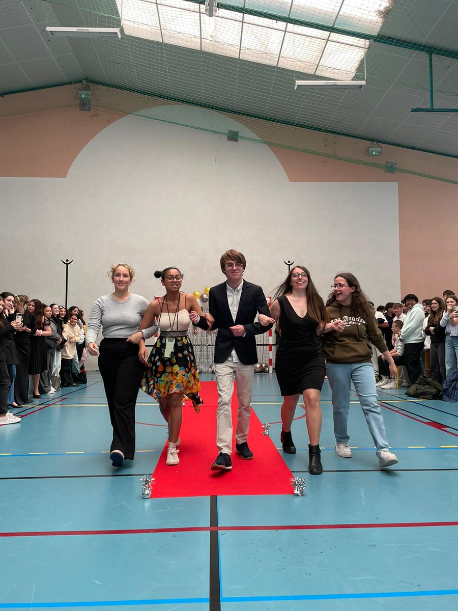 WMetiers's tweet photo. @WMetiers les élèves ont fait leur journée Pré-Bac...ils se sont bien habillés ....ont élu Mister et Miss Wlerick 👍🥳..une très belle journée @WMetiers https://t.co/3aGjg5SRwS