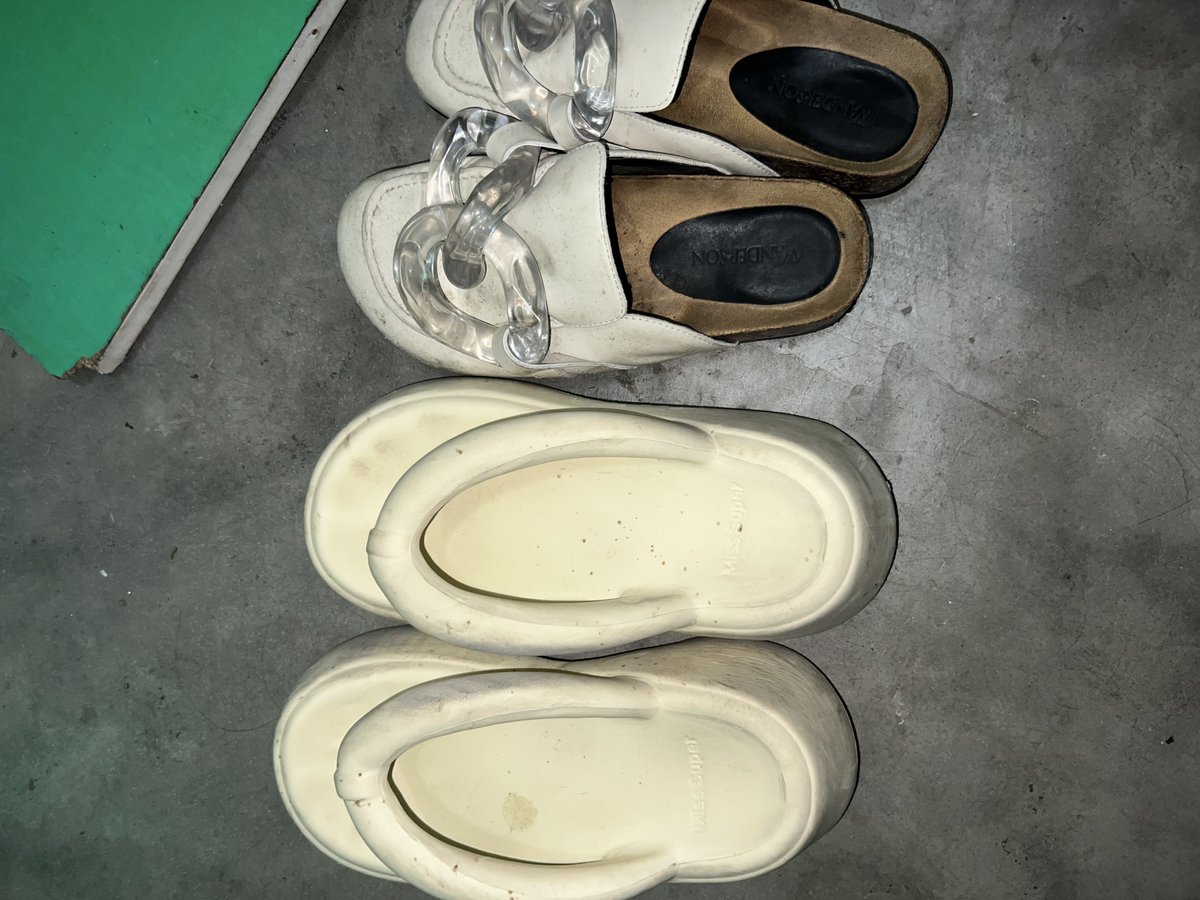 跟扫系列：汗脚小姐姐拿着花刚进门 鞋子就被我拿去楼道里射爆了 美女的脚好臭啊啊啊 #扫楼打胶 #脚底 #恋足 #尾随 #射鞋 #玉足 #美足 #足控