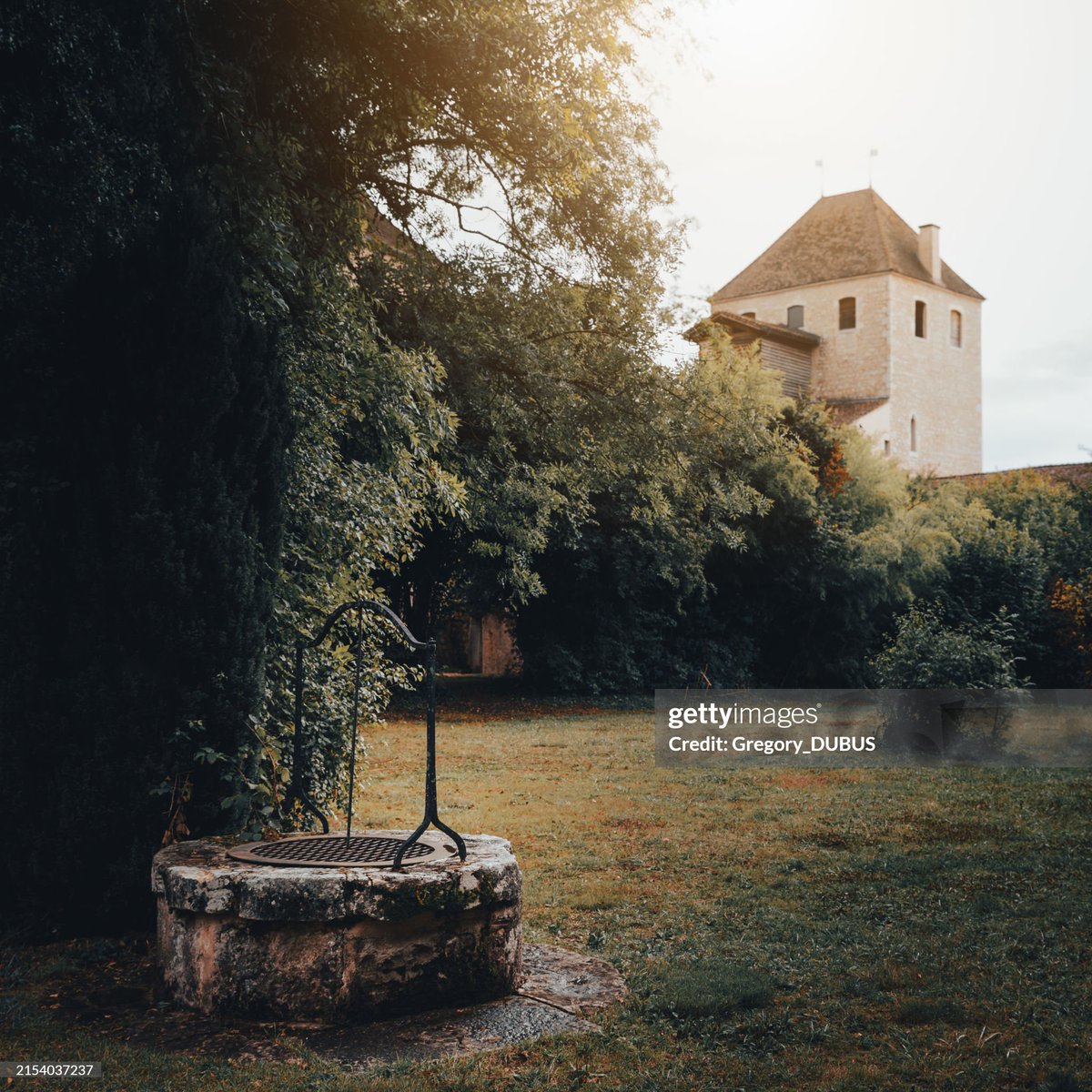 Les magnifiques jardins de l'Abbaye d'Ambronay, en automne et au coucher du soleil, avec la tour des Archives en arrière plan...
A retrouver sur mon compte Instagram ; instagram.com/gregory_dubus/

📷© @Gregory_DUBUS 

#ambronay @iStock @GettyImages_fr @GettyImages @GettyCreativity