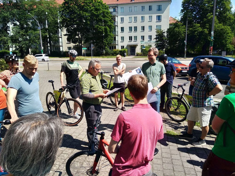ezoderwitz's tweet photo. @gruene_dresden @ChriStaDrs @JaekelBirgit @CasparyUlrike Am #Lapidarium erläuterte Xaver Plan #Radroute Süd, ich unsre Probleme, sowie d. aktuelle Planung #Campuslinie Teil #Nürnberger Str. + d. echt bessere Planung #ZellescherWeg. Zudem konnt ich über Projekte im Fördergebiet #Budapester Str. berichten.
Danke den Mitradelnden #dd2505 https://t.co/yHpmUfAL1o