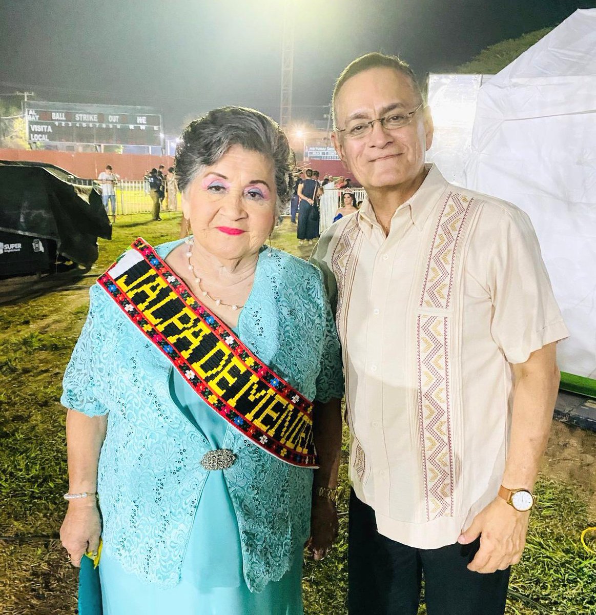 jadedios's tweet image. Con esta hermosa dama, Doña Rosita Ulín, primera Embajadora de Jalpa de Méndez en 1953, les deseo a todos un buen lunes y una mejor semana. RAOOOOO
#QuéPrivilegio #EternamenteBella #OrgulloChoco 🌺