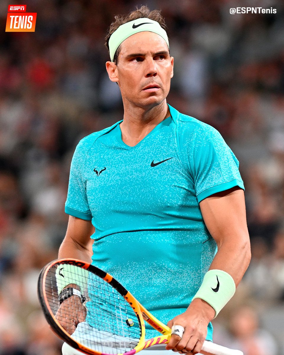 ESPNtenis's tweet photo. HASTA PRONTO, QUERIDO RAFA. 🥹👋

Por primera vez en su carrera, 🇪🇸 Nadal se despidió en la R1 de #RolandGarros: fue victoria por 6-3, 7-6 (5) y 6-3 para 🇩🇪 Zverev en un partido histórico para los amantes del tenis. 👏

¿Habrá sido su última presentación en el Grand Slam parisino? 💔