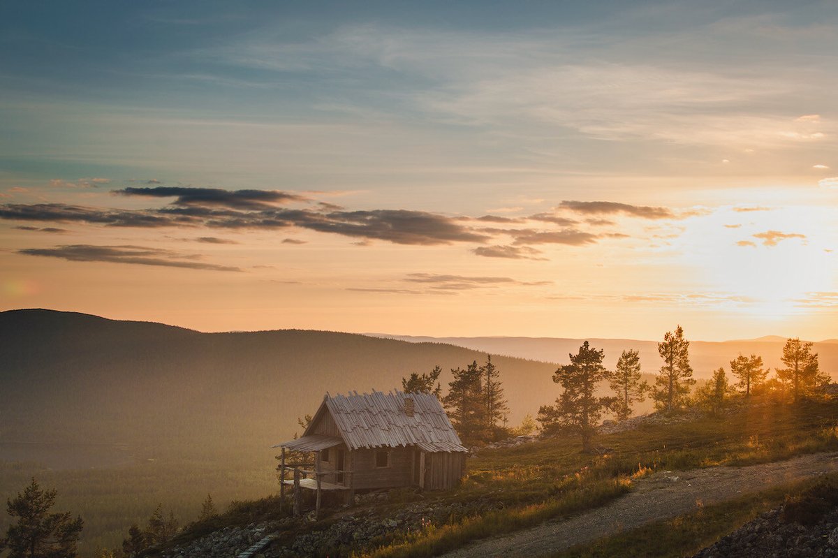 #Levi’n #yötönyö on täällä taas, auringon noustessa viime yönä meillä alkoi taianomaiset hetket. Kun aurinko ei laske, se antaa meille luvan nauttia seikkailuista yöttömässä yössä. Seuraavan kerran Levillä nautitaan auringonlaskun säteistä 16.7. klo 1.11 💫 ☀️ 🌌
#leviskiresort