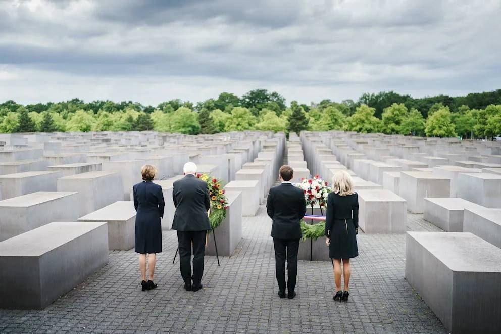 Фото дня: первые леди Германии и Франции смеются на мемориале жертвам холокоста.
