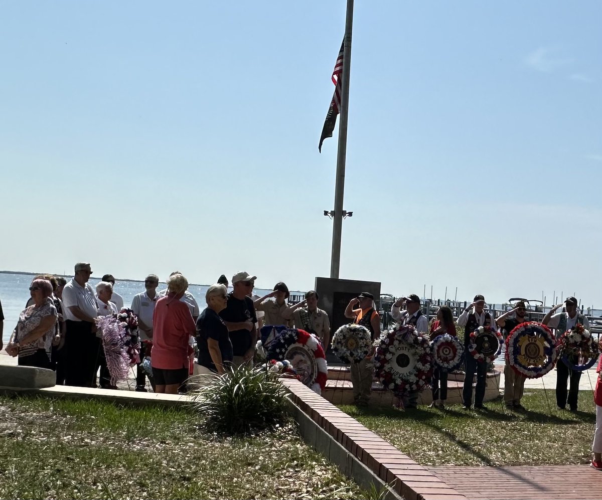 TitusvillePD's tweet photo. Memorial Day service was @ Veterans Memorial Park. @Titusville Officials Titusville Police, @TitusvilleFire, military personnel & families, & families of the fallen, along w/ community members, gathered to honor those who served & are gone, but not forgotten.
#RememberingHeros https://t.co/fMEr45HtpZ