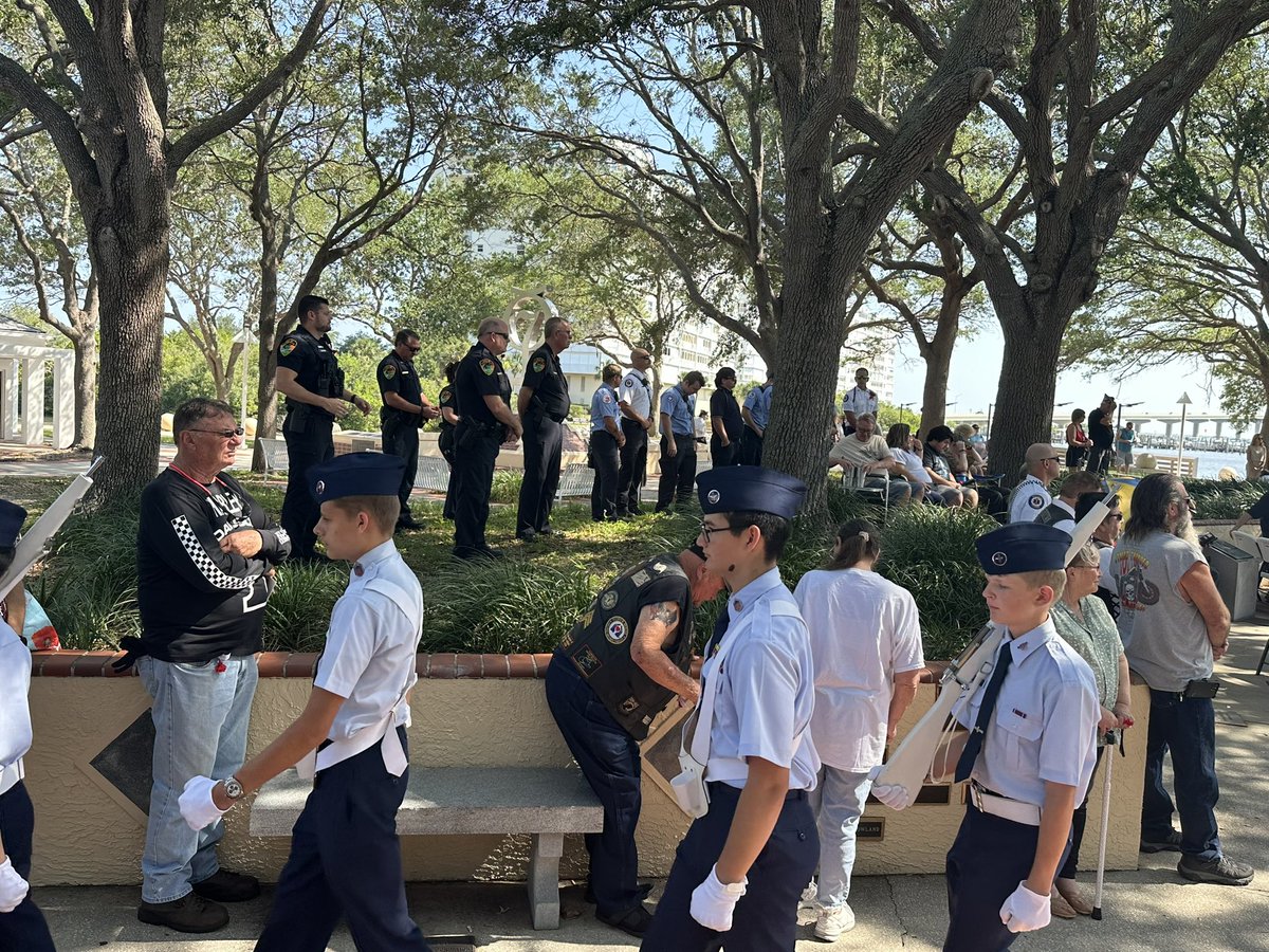 TitusvillePD's tweet photo. Memorial Day service was @ Veterans Memorial Park. @Titusville Officials Titusville Police, @TitusvilleFire, military personnel & families, & families of the fallen, along w/ community members, gathered to honor those who served & are gone, but not forgotten.
#RememberingHeros https://t.co/fMEr45HtpZ