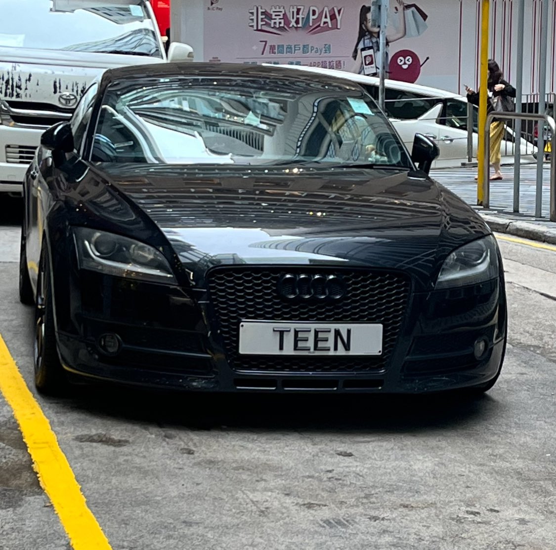 quantopop's tweet photo. The #OLDBEAN and the #TEEN 😀 #HKnumberplates #HongKong @HKnumberplates https://t.co/AgkPbnrrat