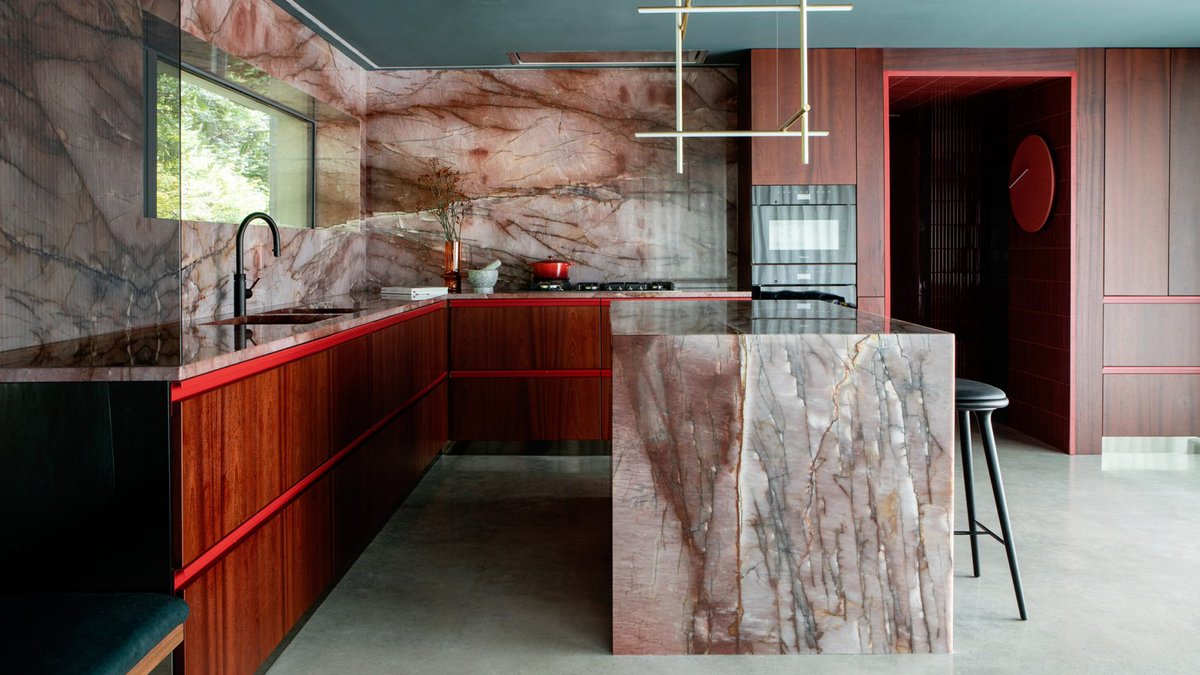 Kingston Lafferty Design includes 'sensual' red quartzite kitchen in townhouse renovation:
dezeen.com/2024/03/05/kin…