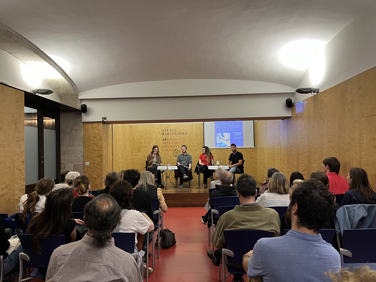 🧺Comença l'acte "Jo tinc un nom/i amb guix l'escric a sota": La política de l'autoficció 

Amb <a href="/entusiasmat/">Arià Paco</a> , @BorjaBagunya i <a href="/JuliaBacardit/">Júlia Bacardit</a> 
Presenta: <a href="/quantalba/">Alba</a>