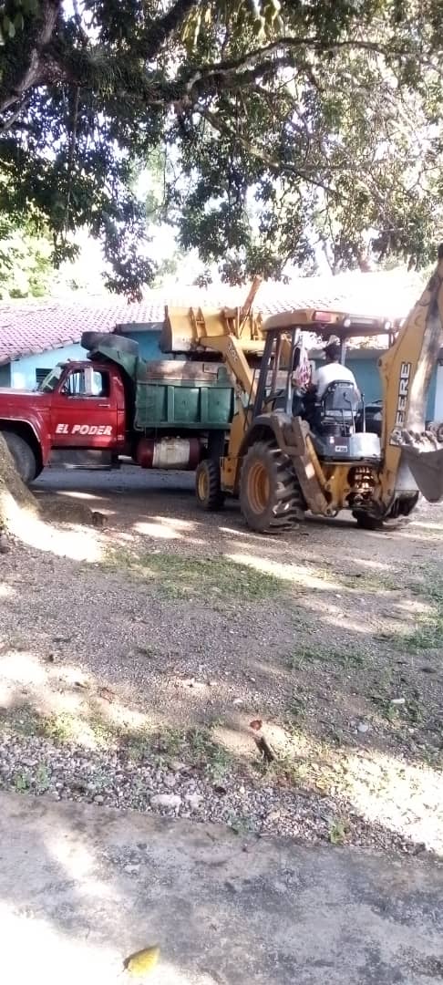 #LasCallesSonDelPueblo y en Simón Planas se trabaja desde la Alcaldía para embellecer las Instituciones Educativas de la mano del Alcalde <a href="/AngelPradoSP/">AngelPradoSP</a>  hoy le corresponde a la Escuela Atures.
<a href="/_LaAvanzadora/">Yelitze Santaella</a> 
<a href="/Fundabitlara01/">Fundabit Lara</a> 
<a href="/Dimary08/">D!mary_Anzola</a> 
<a href="/AdolfoP_Oficial/">Adolfo Pereira Gobernador</a> 
<a href="/cdcelara/">Centro de Desarrollo de la Calidad Educativa Lara</a>