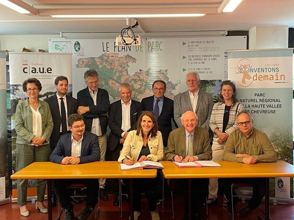 annechlp's tweet photo. Visite du Pdt  @pierre_bedier au château de la Madeleine pour la signature d'une convention entre le @pnrchevreuse et le @CAUEYVELINES 
@Anne_Cabrit et @PStefanini78  unissent leur savoir-faire au service de l'architecture et de l'environnement du territoire. https://t.co/DFOwT0k1q4