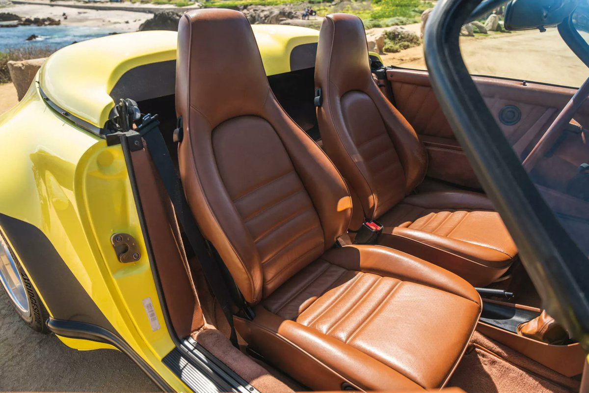 MadridMotorS's tweet photo. (6/7) La casa de subastas Bring A Trailer subastó todo un Porsche 911 Speedster Light Yellow de 1989..215HP de potencia y 195Nm de par motor, la misma versión..#auction #bringatrailer #stuttgart #porsche #porsche911 #lightyellow #supercar #luxurycars #FelizLunes #FelizLunesATodos https://t.co/e0GqW2U6mG