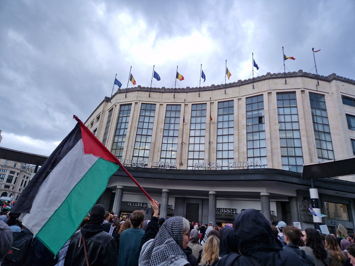 Big crowd at Gare Central.

People are meeting here every evening at 18.00. 

This has to stop.

#cessezlefeuGaza