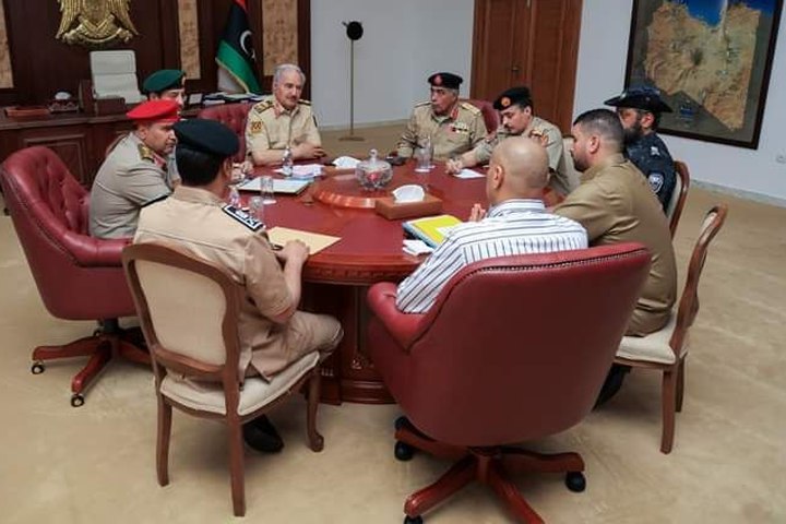 #صور | القائد العام المُشير "خليفة حفتر" يعقد اجتماعاً مع الأجهزة الأمنية بعد لقائه مع وفد قبيلة الدرسة موجهاً بضرورة تكثيف جهود كشف ملابسات حادثة اختطاف عضو مجلس النواب "إبراهيم الدرسي". #الساعة24 #ليبيا