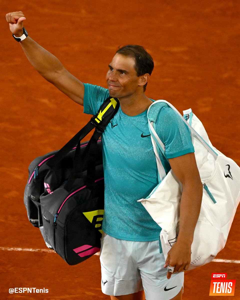 ESPNtenis's tweet photo. Sobran las palabras, solo queda agradecer. ❤️‍🩹

#RolandGarros https://t.co/ULLlaBkC4s