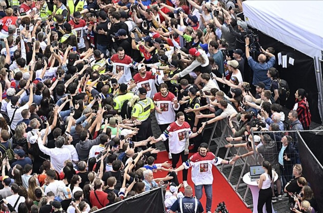 Czech_out_Rep's tweet image. On #OldTownSquare in #Prague takes place Golden celebration of the win in World Championship!🏒

Beer and champagne flow!🍻🍾

Fans are chanting: 
We're masters, so what?! 📢

Thousands of people are celebrating! 🥳