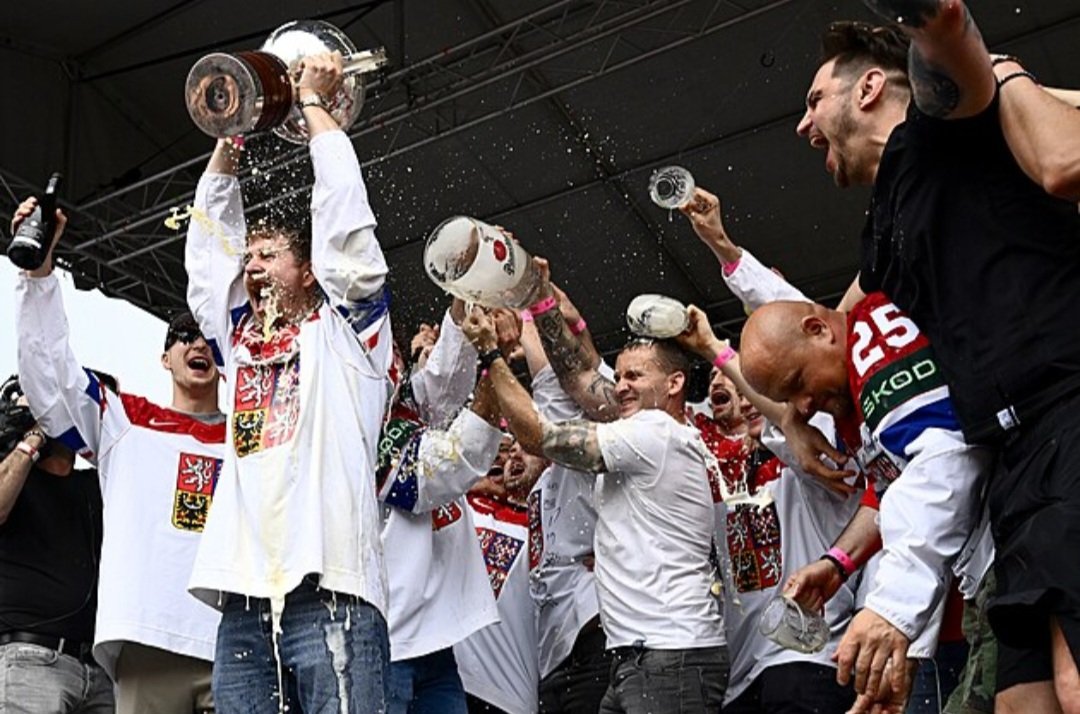 Czech_out_Rep's tweet image. On #OldTownSquare in #Prague takes place Golden celebration of the win in World Championship!🏒

Beer and champagne flow!🍻🍾

Fans are chanting: 
We're masters, so what?! 📢

Thousands of people are celebrating! 🥳