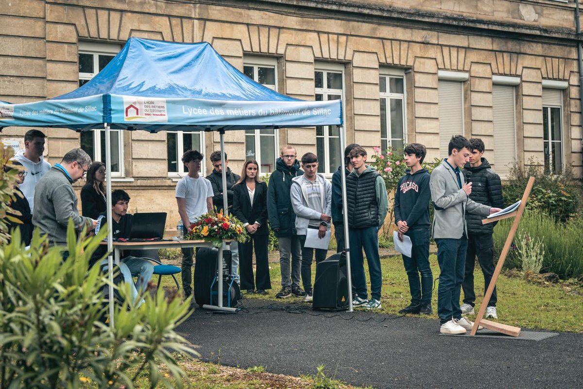 Depuis 3 ans, dans la cour du Lycée des métiers et du bâtiment de Sillac, les élèves de la classe de défense rendent hommage aux soldats morts pour la France avec nos marsouins, afin de perpétuer le #DevoirDeMémoire