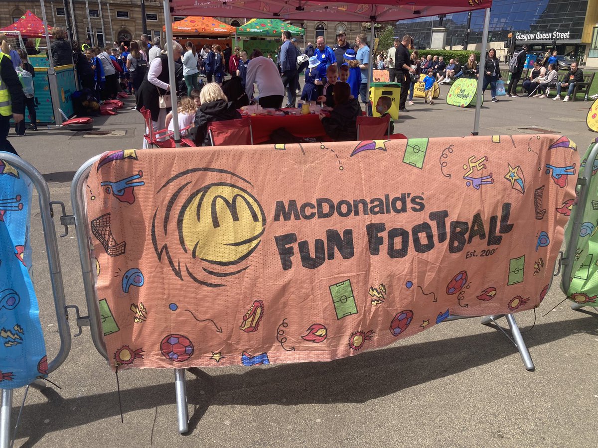 PaulHMcNeill's tweet image. Week of Football

We continue our @ScottishFA Week of Football with a fantastic event @GlasgowCC George Square

Thanks @FunFootballUK for helping with a fantastic activity zone🙏

Even the 🌞 came out, thanks to everyone for making it a great experience 

#GetOutsideGetInvolved