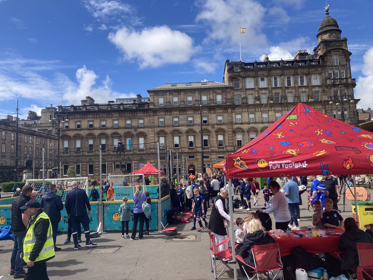 PaulHMcNeill's tweet image. Week of Football

We continue our @ScottishFA Week of Football with a fantastic event @GlasgowCC George Square

Thanks @FunFootballUK for helping with a fantastic activity zone🙏

Even the 🌞 came out, thanks to everyone for making it a great experience 

#GetOutsideGetInvolved