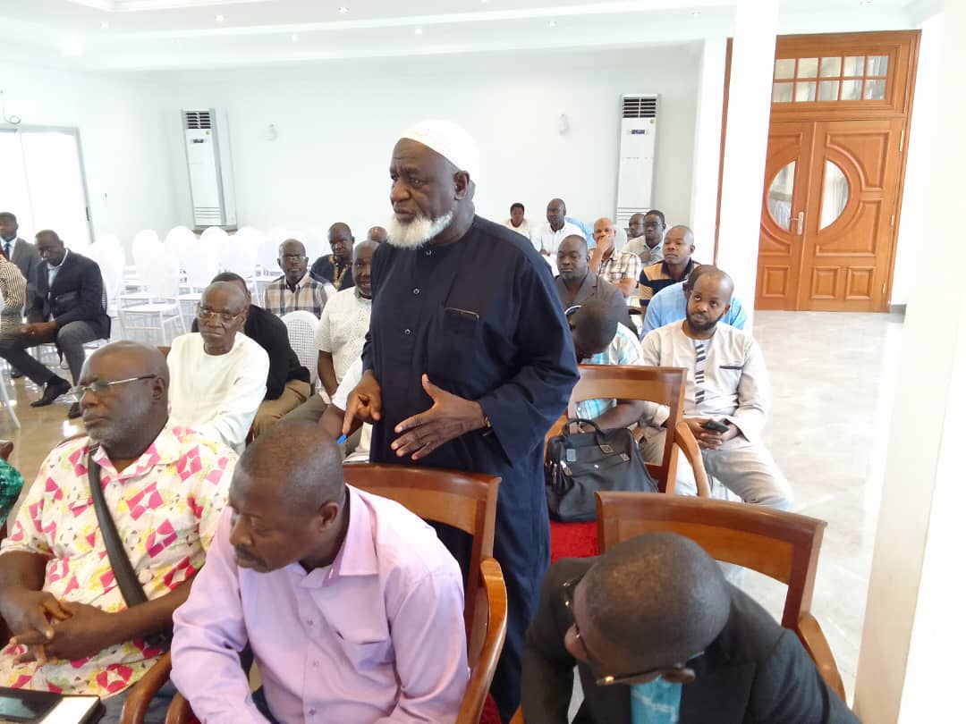 Le #DSA1, #Marie_Stéphanie_Inguiessi entourée du SG de la Mairie de Port-Gentil, #Sylvestre_ONANGA et du #DSA3, #Yvon_Tristan_RECKATY, a édifié les commerçants de Port-Gentil sur la légitimité des missions de recouvrement de taxe en cours.