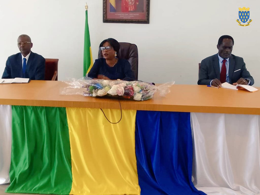VilledePog's tweet photo. Le #DSA1, #Marie_Stéphanie_Inguiessi entourée du SG de la Mairie de Port-Gentil, #Sylvestre_ONANGA et du #DSA3, #Yvon_Tristan_RECKATY, a édifié les commerçants de Port-Gentil sur la légitimité des missions de recouvrement de taxe en cours. https://t.co/4zmuNawF5m