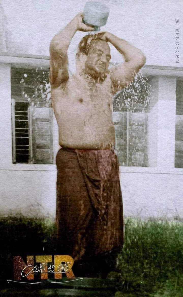 PavanVemuri15's tweet photo. 9 మార్చ్ 1982 ఆ రోజు ఒక రాజకీయ ప్రభంజనం. వెండితెర వేల్పు తనని ఇంతగా ఆదరించిన ప్రజలకోసం ఆ పేదవారి చెంతకు #NTR అన్న గారు విచ్చేసిన రోజు.🙏
#jaintr ✊️💥 #100YearsOfNTR 💛🙏
#nandamuritarakaramarao #NTR100
#LegandaryNTRJayanthi https://t.co/1A7UwvClXt