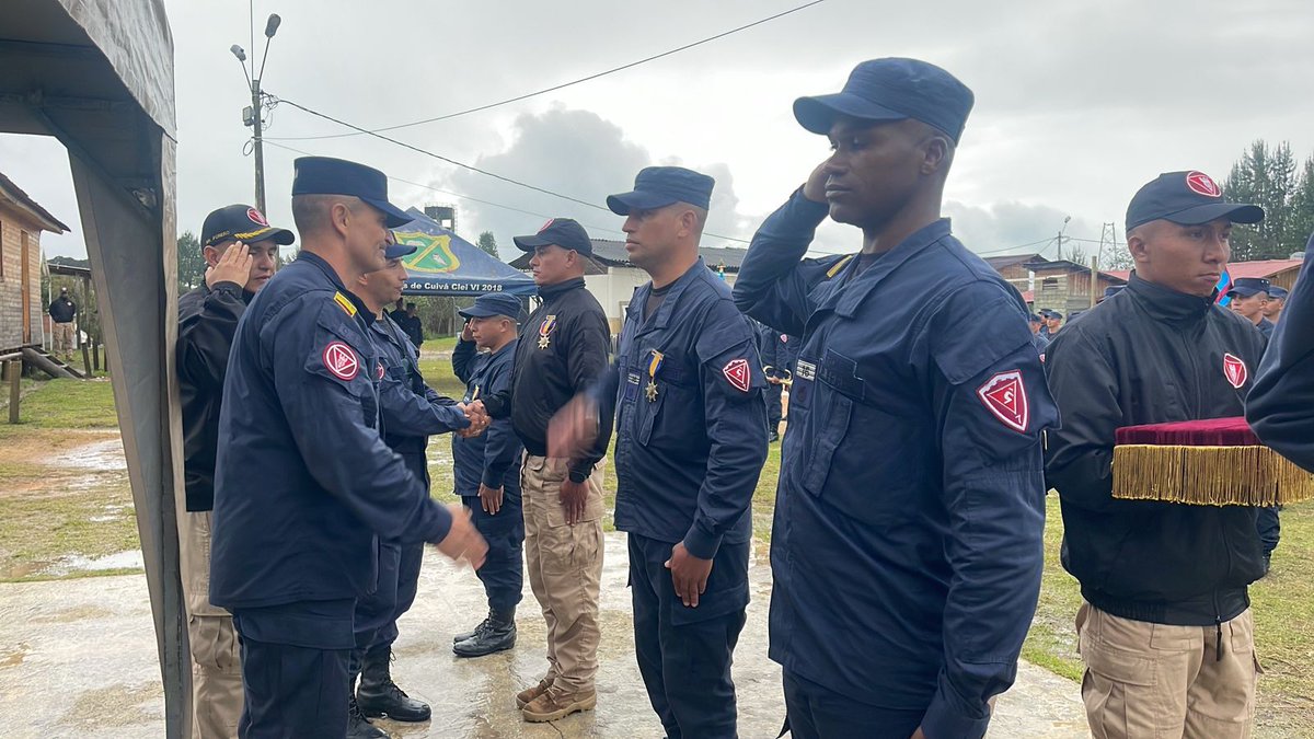 Ingenieros_EJC's tweet photo. ¡Demostrando su vocación, dedicación y profesionalismo para servir a #Colombia!
 
En #Antioquia, en ceremonia militar soldados del Batallón de Ingenieros de Desminado Humanitario N.°7 fueron condecorados con la medalla de 15 años de servicio🎖️

#FeEnLaCausa https://t.co/iCZbWbhAAu