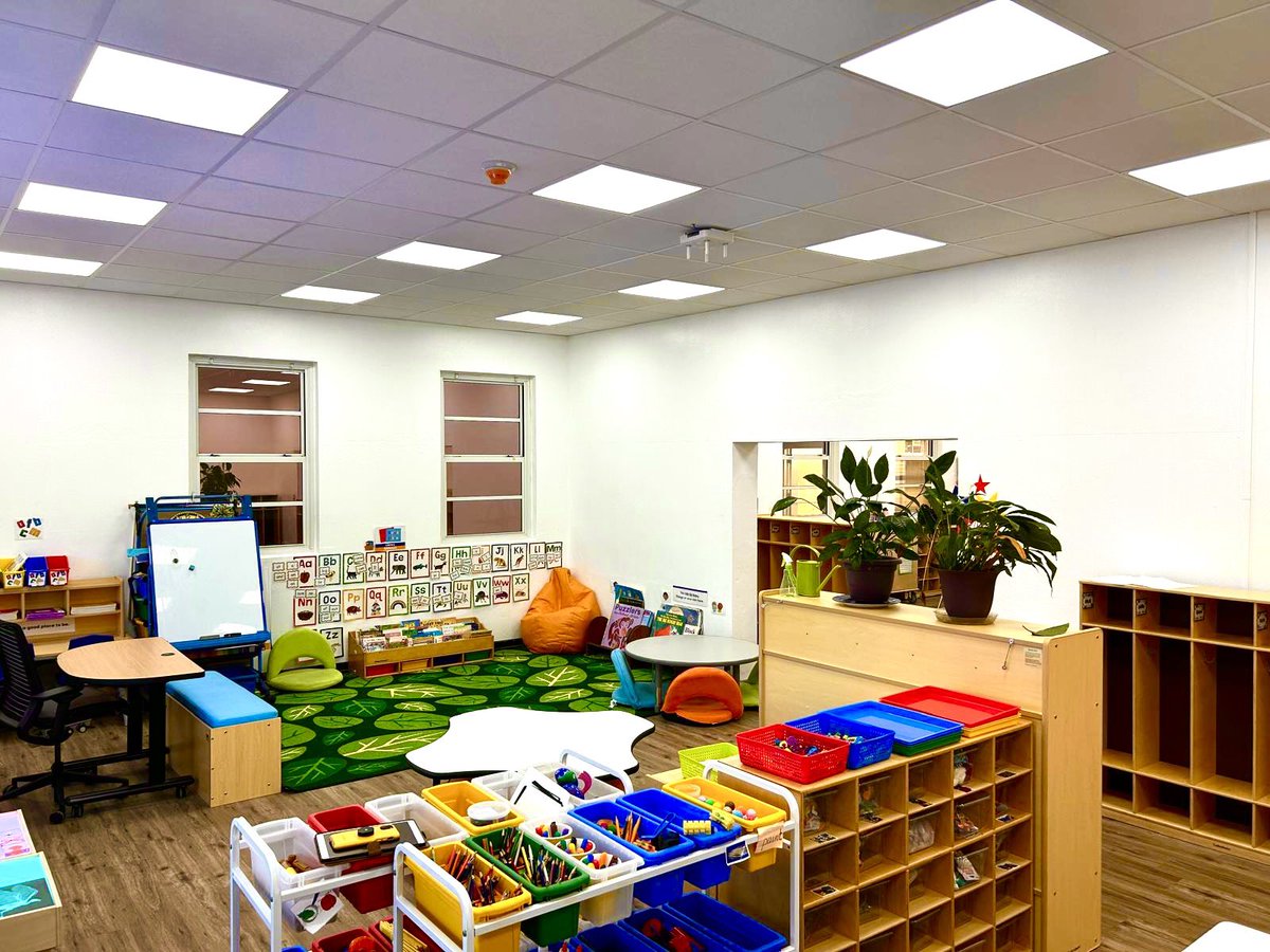 learning1stbda's tweet image. ✨ Francis Patton Primary P1 students returned to their upgraded classrooms today! This is a positive step in our journey to improve learning environments. #EducationReform #LearningEnvironments  #BermudaEducation