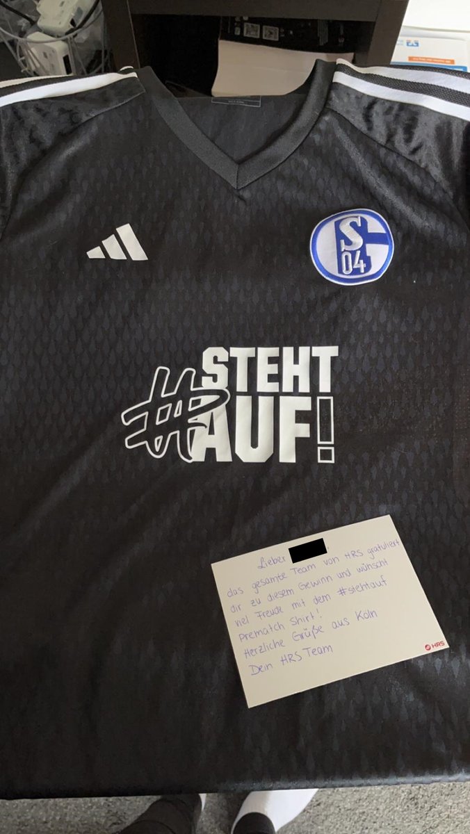 iXern0's tweet photo. @timlatka Limitiertes matchworn Prematch Shirt vom GEilsten Club der Welt aus der vergangenen Saison. Konnte man nur über Gewinnspiele bekommen und ich hatte das Glück bei einem vom Sponsor HRS. Seitdem mein absolutes Lieblingstrikot in meiner Sammlung. https://t.co/JV778VRAU5