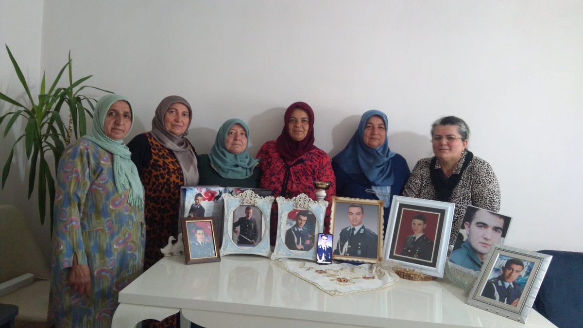 Müebbet verilen kursiyer teğmenlerin anneleri, 8 yıldır çocuklarının masum olduğunu anlatmaya çalışıyor. Dönüp bakan, ne oldu diye soran yok. Su gibi muhtaç olduğumuz şey; adalet ve insanlık.

KHKlarGidecek BizDöneceğiz