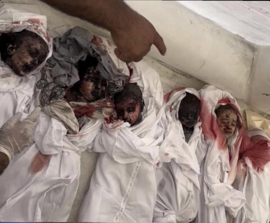 Bunlar sizinde çocuklarınız olabilirdi.Filistini savununca Arap olmuyorsunuz insan oluyorsunuz.Evde köpeğini bıraktığı için ödül töreninde ağlayanlar,Cannes film festivalinde ülkemiz coğrafyasında kadın olmanın zorluğunu anlatan ünlüler niye susuyorsunuz sponsorlarnız mı kesilir?