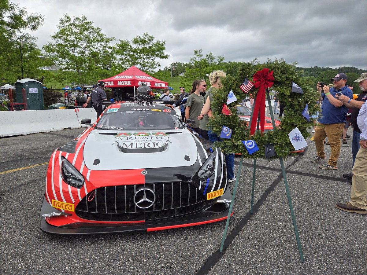 Danny Lowry's car on the grid with a military wreath from @WreathsAcross. 🇺🇲