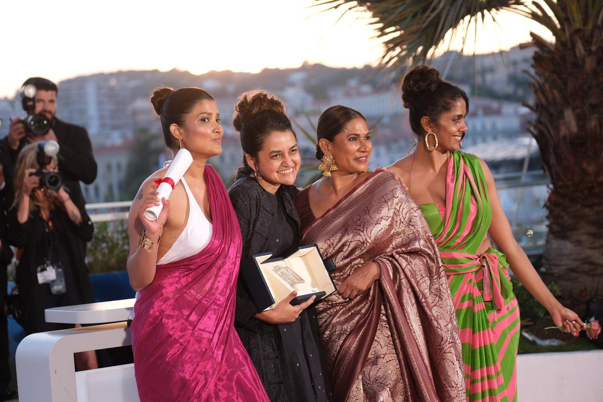 🏆 La cinéaste indienne Payal Kapadia, Grand Prix du 77e @Festival_Cannes pour « All We Imagine as Light », film soutenu par l’Aide aux cinémas du monde CNC/@IFParis. 

#Cannes2024 #Palmarès #Photocall