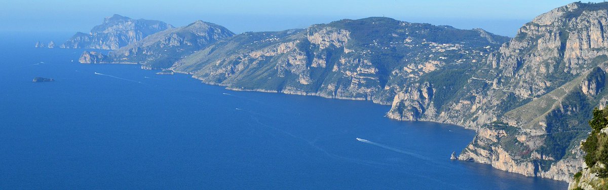Il Sentiero degli Dei, che parte da Bomerano(Agerola) e termina a Positano, è considerato uno dei 10 sentieri più belli al mondo per i suoi panorami che guardano dall’alto l’intera Costiera Amalfitana nonché l’Isola di Capri.
