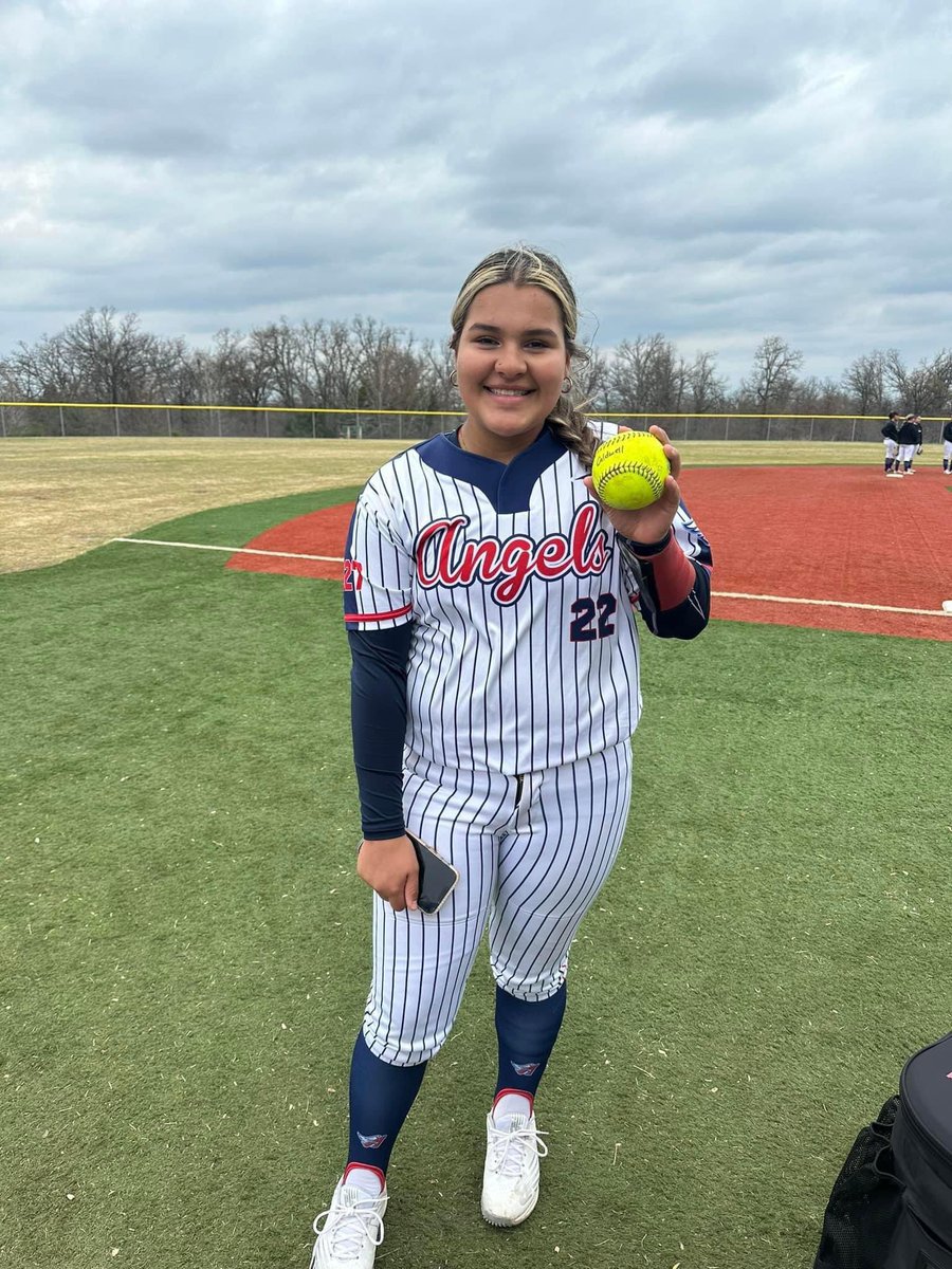 OkAngels08's tweet photo. Happy happy birthday E 🥳 sweet 16 🚘🚘 https://t.co/iH1ehLzckt