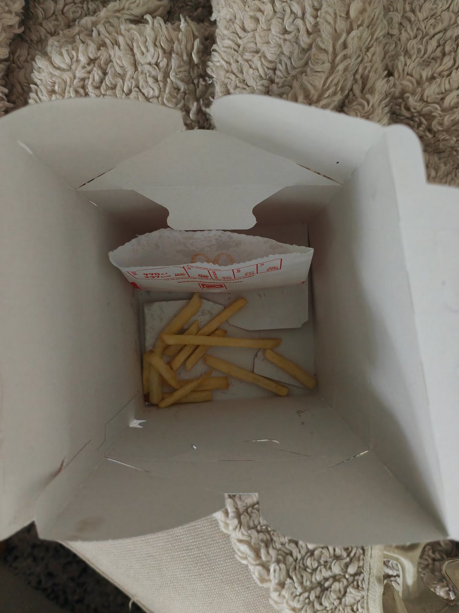 FlipperPhil82's tweet photo. @McDonaldsUK nice little happy meal today. Really should have checked before we left as the drink was not even half full. May as well have given us an empty box. https://t.co/bBSaQr73aA
