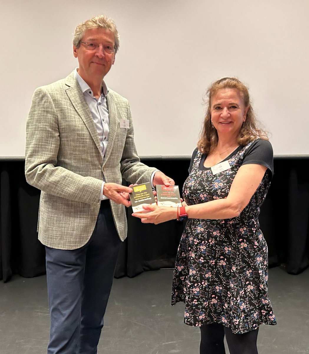 Gisteren heb ik bij <a href="/MeerdanGewenst/">meerdangewenst</a> het kennismakingsspel over donorconceptie gelanceerd! Niemand minder dan de oud-voorzitter van de Staatscommissie Herijking ouderschap Aleid Wolfsen was als spreker aanwezig en ik mocht hem 2 spellen overhandigen!
saracoster.nl/spel