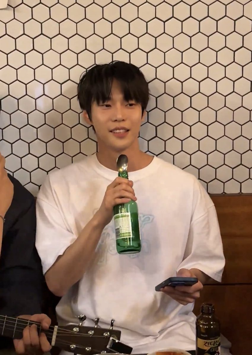 DOYOUNG__21's tweet image. 도영이의 새로운 첫 시작의 마무리이자 쉼표인 솔로 콘서트 뒷풀이 자리에 와준 쟈니형이랑 마크랑 해찬이 나 진짜 너무 놀라고 감동받음