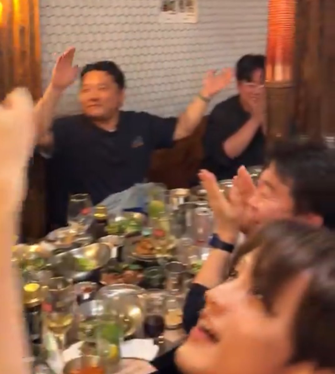 DOYOUNG__21's tweet image. 도영이의 새로운 첫 시작의 마무리이자 쉼표인 솔로 콘서트 뒷풀이 자리에 와준 쟈니형이랑 마크랑 해찬이 나 진짜 너무 놀라고 감동받음