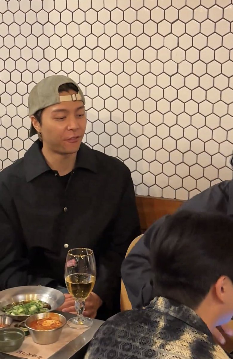 DOYOUNG__21's tweet image. 도영이의 새로운 첫 시작의 마무리이자 쉼표인 솔로 콘서트 뒷풀이 자리에 와준 쟈니형이랑 마크랑 해찬이 나 진짜 너무 놀라고 감동받음