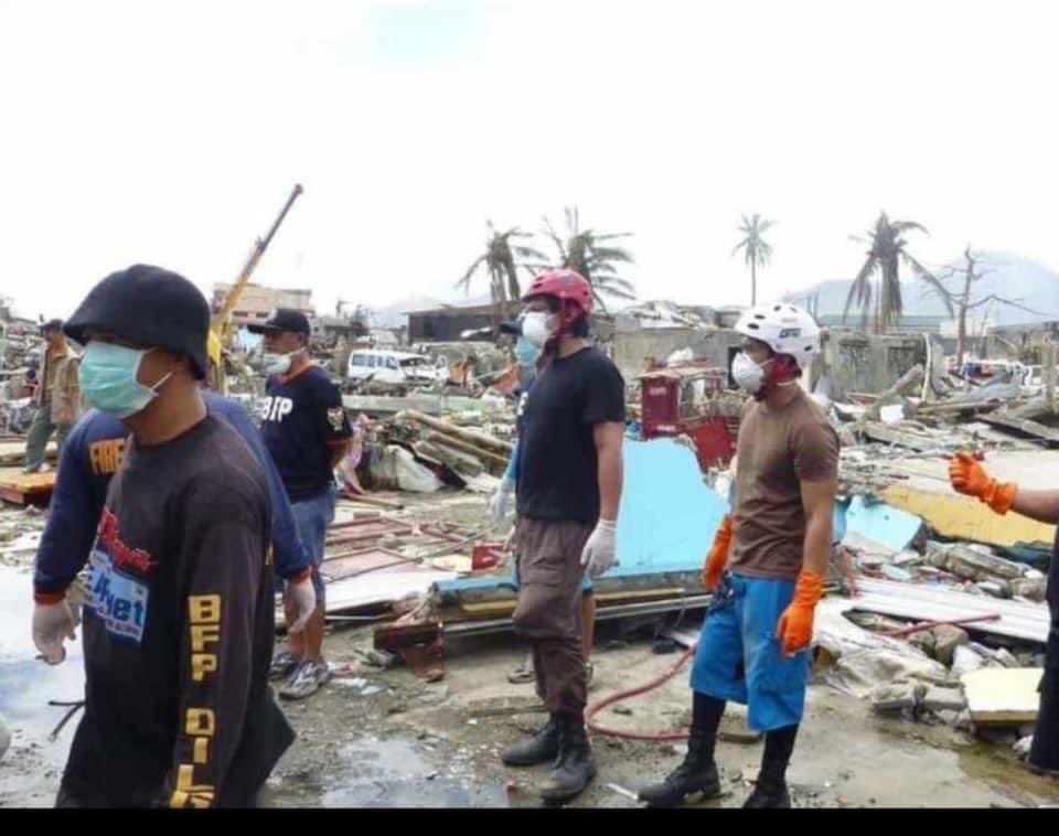 pusanggala007's tweet photo. 24 year old Baste Duterte, 2013, Leyte, helping carry cadavers and clean up heavily affected areas during the aftermath of Yolanda. 

Pictures that even I have not seen til now. Pictures that Martin Romualdez cannot buy because as his congressman Jude Acidre admits, he was busy barking orders from Manila and would not stay in Tacloban—brownout nga naman at amoy patay at walang makain. 

This is what real public service looks like. 

To Filipinos all over the PH, wag kayo ma impress sa pinang tatapal sa Inyo na P10k, dahil GALING YAN SA TAX NATING LAHAT. Hindi yan galing sa bulsa nila. 
Ginagamit Nila ang tax natin para pabanguhin ang pangalan nila kasi WALA SILANG GANITO. 

CONSISTENCY AND TRUE, SINCERE PUBLIC SERVICE—the mark of a Duterte.

Sana nga, sana nga tama that Baste is going to shape up as somebody very much like his father. 

Wala kayong ganito, Martin. Puro kayo photo ops. Puro kayo utos. Puro kayo senyorito. 

Charizzzzzz

- Krizette Laureta Chu

https://t.co/8vjAfD5DkJ