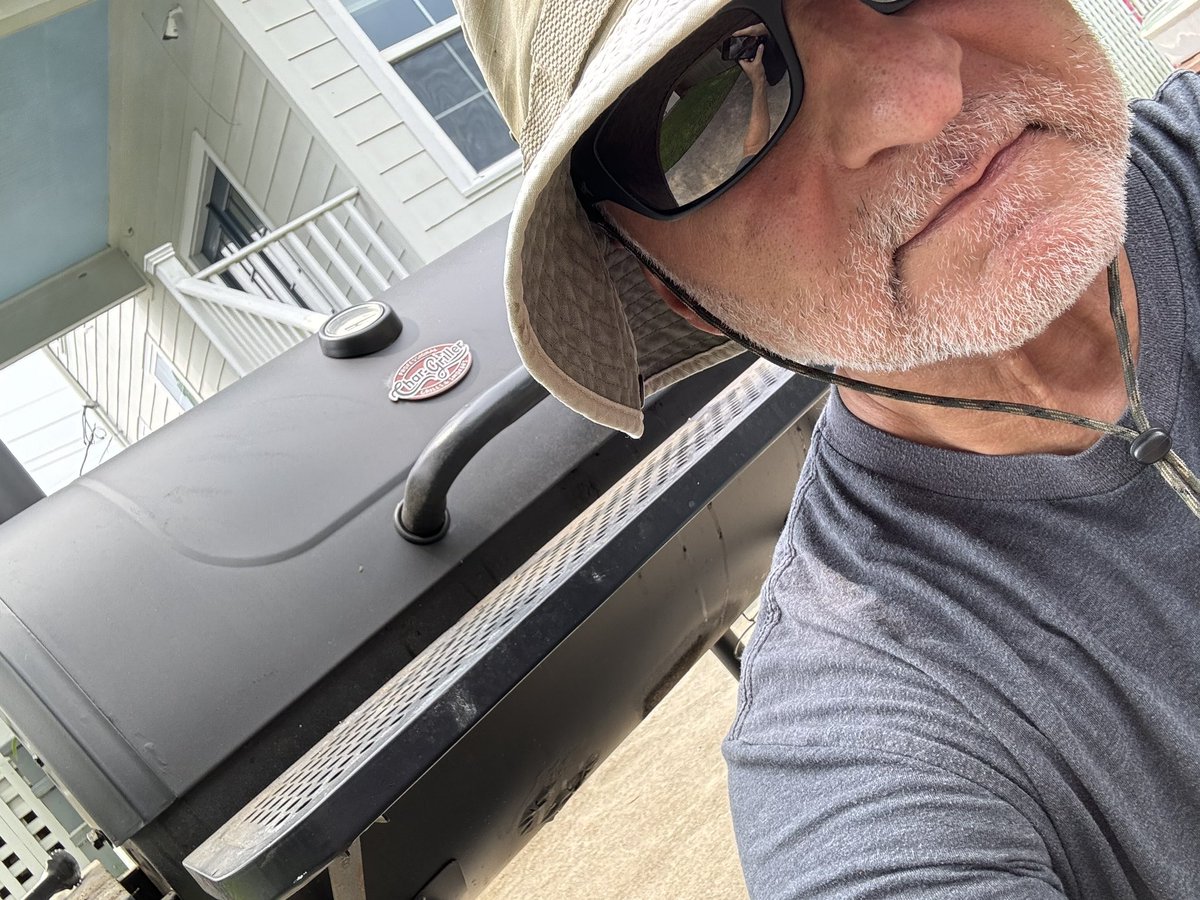 carl_arredondo's tweet photo. It’s NEVER too hot for grilling!! Chicken, hamburgers, corn on cob, sausage, veggies, & a brew!! #lawx #wxtwitter #nevertoohot https://t.co/BMbhdfS5bO